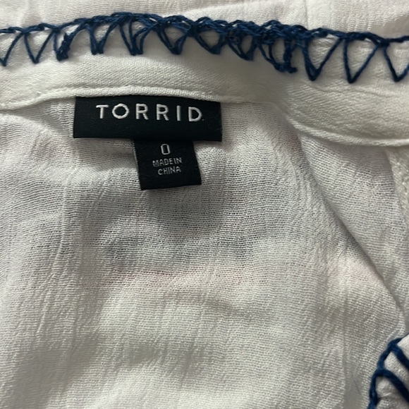 TORRID LIGHT AND BREEZY SLEEVELESS SHIRT - Picture 3 of 3